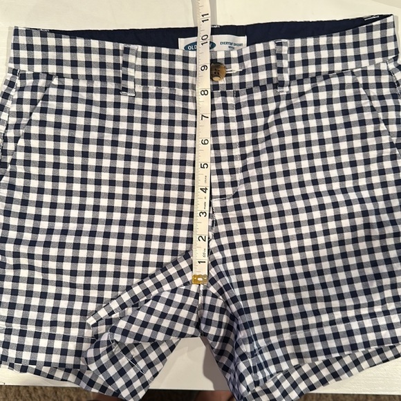 Old Navy Women’s Mid Rise Everyday Short, 5” inseam, Navy & White check Size 6 - Picture 7 of 10